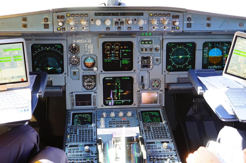 qué tiene que hacer un piloto comercial
