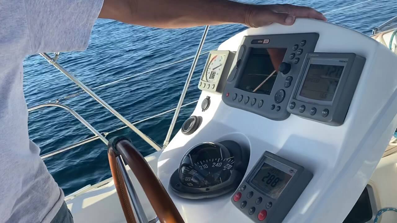 cómo funciona un piloto automático de un barco