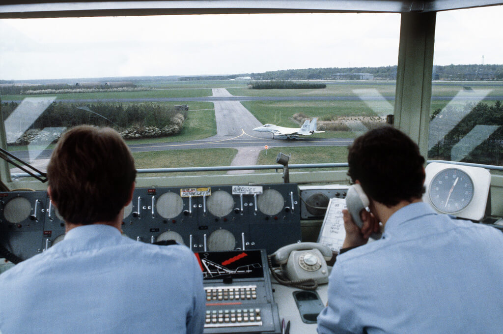 ¿Cómo se comunica un piloto con la torre de control?